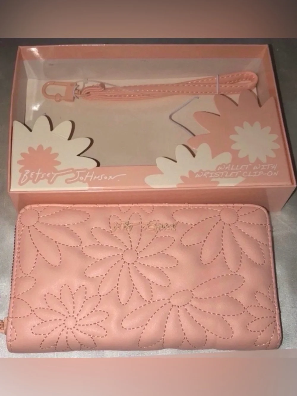 Betsey Johnson NWT Pastel Pink Quilted Daisy Zip Around Wallet Wristlet Flower